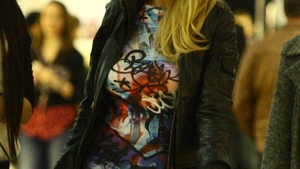 Andreea Bănică se respectă şi e mereu în tendinţe! A ieşit la plimbare prin mall, încălţată cu sandale! O prinde look-ul?