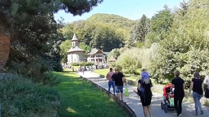 Inconștiență totală! Mii de oameni s-a înghesuit la mormântul lui Arsenie Boca de la Prislop. VIDEO