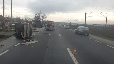 Panică în Cluj, după un accident violent! O conductă de gaz a fost avariată în urma impactului, iar una dintre mașini s-a răsturnat