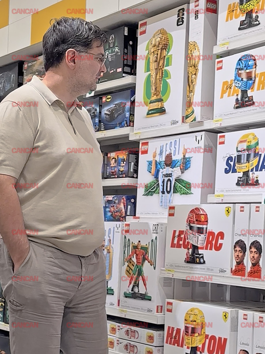 S-a oprit apoi la Lego, unde nu a găsit nimic care să-i fie pe plac