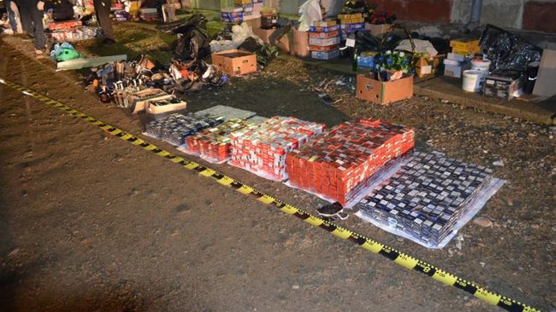 Contrabandă cu țigări ascunse în statui de ceramică pentru grădină. Autoritățile au confiscat peste 4.000 de pachete