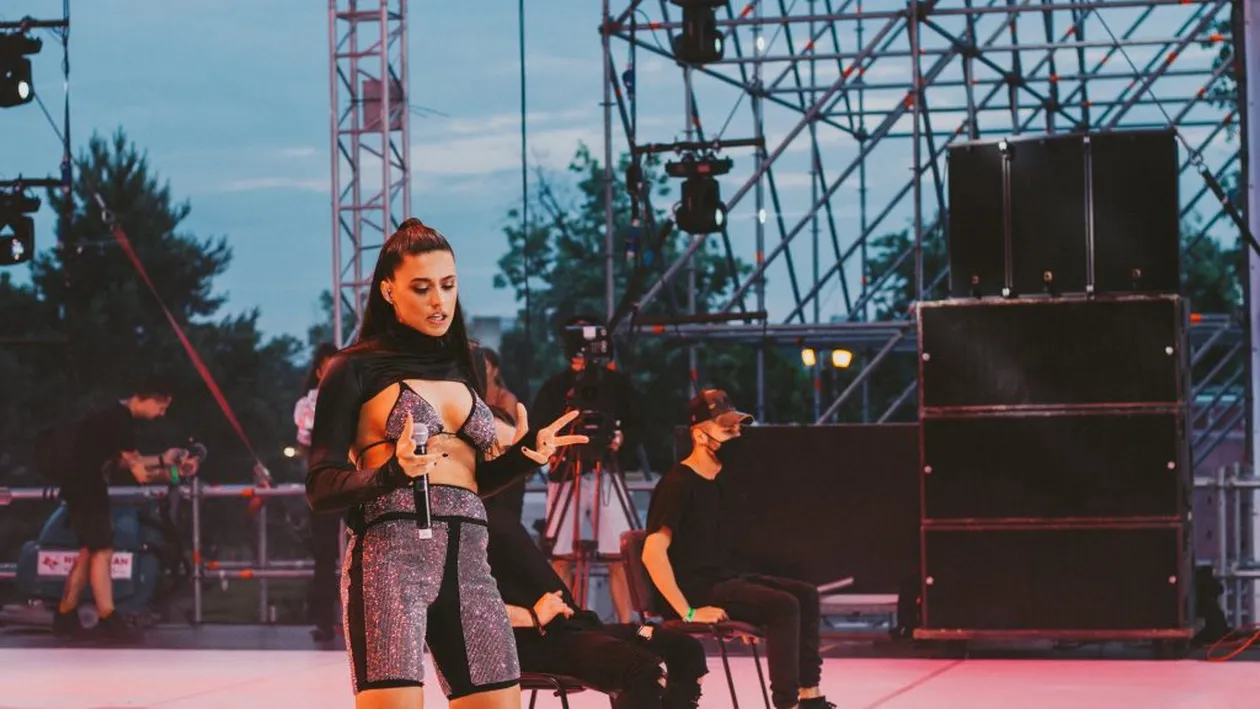 Lidia Buble și Antonia au stârnit imaginația bărbaților pe scenă!