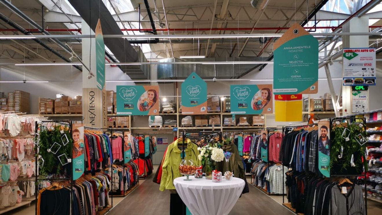 Câte sute de mii de haine second-hand a vândut Auchan anul trecut în România. Prețurile încep de la 5 lei
