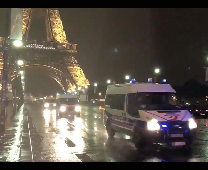 Explozie în Paris! Turnul Eiffel a fost evacuat
