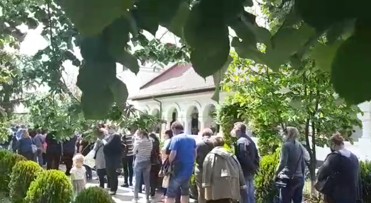 Credincioșii au așteptat răbdători să le vină rândul să se închine la icoana făcătoare de minuni