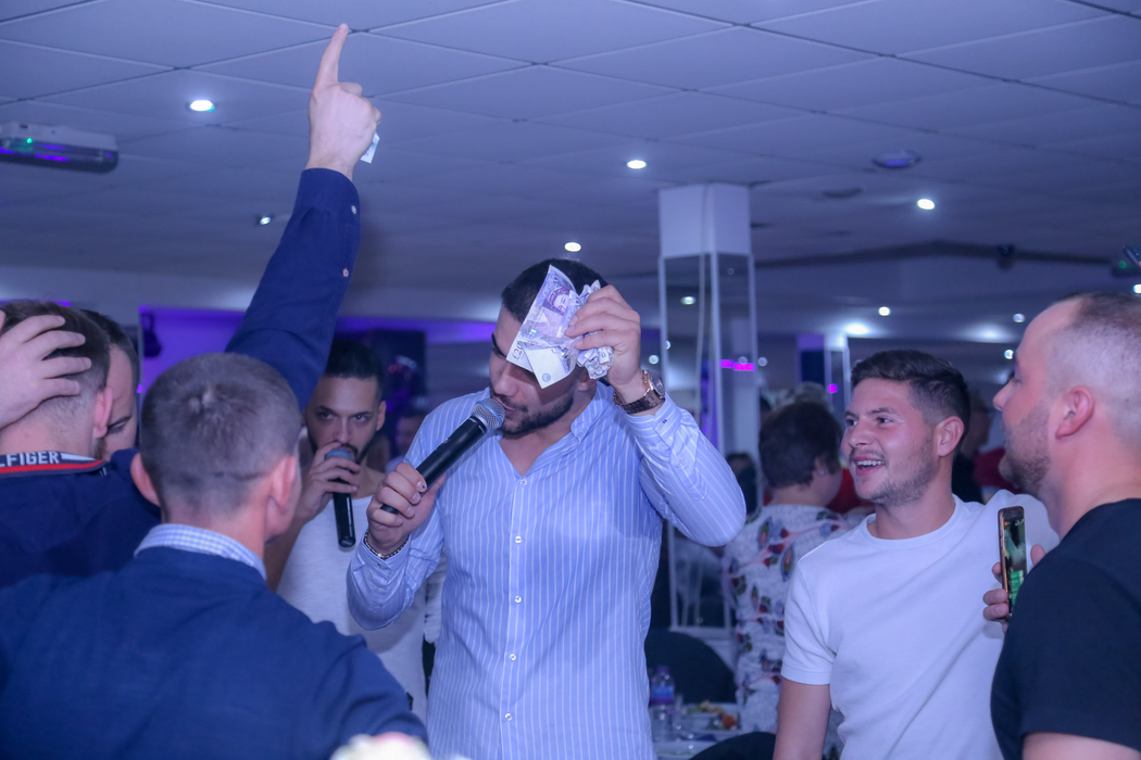 Culiță Sterp a dat recital la un eveniment, la Londra, unde a strâns, din dedicații, mii de lire (Foto: Marius Zmărăndescu)