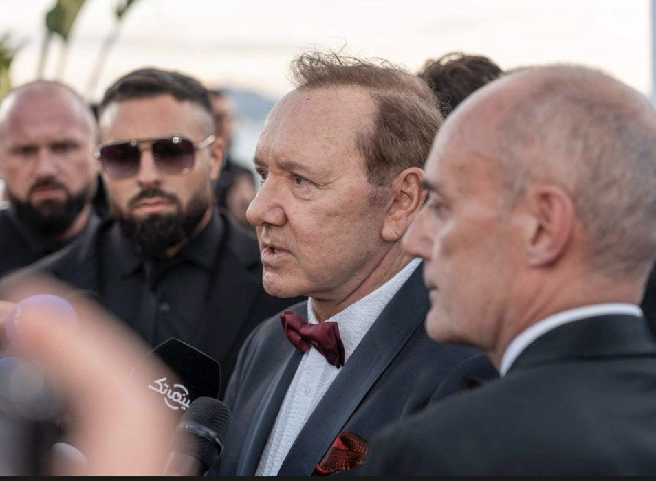 Cine sunt românii care îl protejează pe Kevin Spacey? Au întors toate privirile la Cannes
