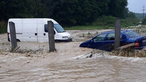 VIDEO. Inundații masive în Bascov, Argeș. Cei peste 150 de copii din grădiniță sunt evacuați