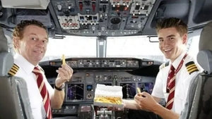 Motivul pentru care, pe orice cursă de avion, pilotul și copilotul nu au voie să mănânce aceeași mâncare