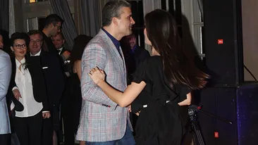 Alina Puscas si-a adus viitorul sot in pragul unei crize de gelozie! Vezi aici cu ce barbat celebru a dansat tandru sub ochii lui!