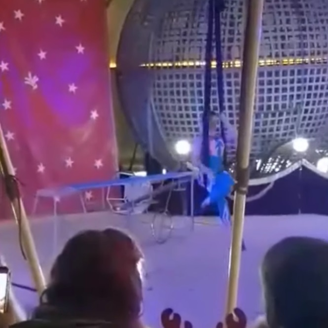Momentul în care o acrobată cade în gol, după ce coarda de susţinere s-a rupt. Au urmat scene traumatizante la spectacolul de circ în Hunedoara | VIDEO