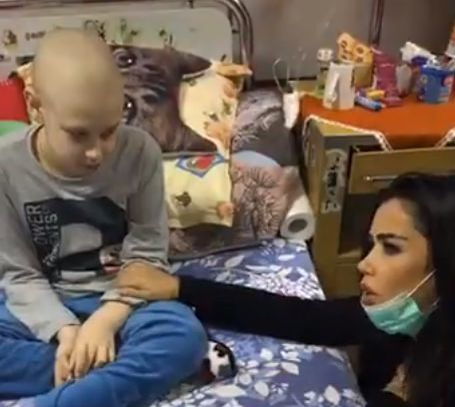 Oana Zăvoranu a împărţit cadouri copiilor bolnavi de cancer! A început să plângă când a ajuns la spital şi a stat de vorbă cu micuţii