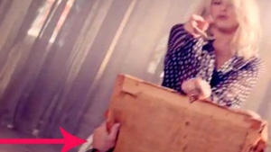 Rusinica! Shakira a fost data de gol de fanii ei! Acestia au descoperit o eroare in videoclipul piesei "Addicted To You" Tu o vezi?