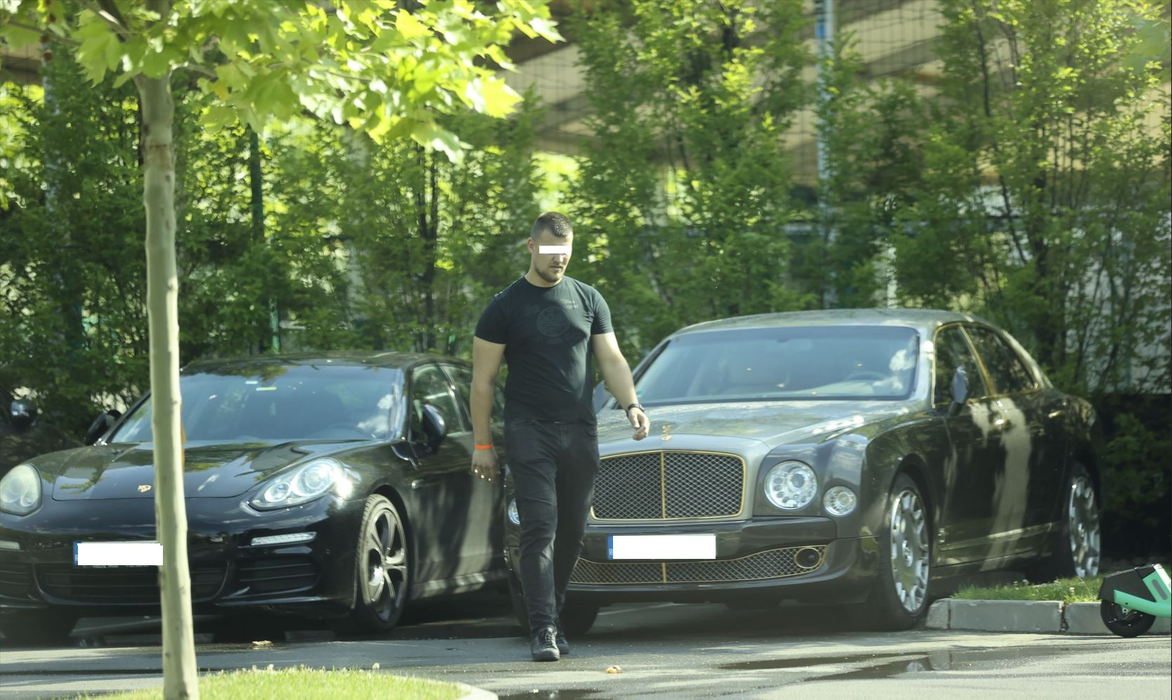 Unul dintre bodyguarzii doctorului egiptean, lângă bolidul "Faraonului", un impunător Bentley Mulsanne (Foto: CANCAN.RO)