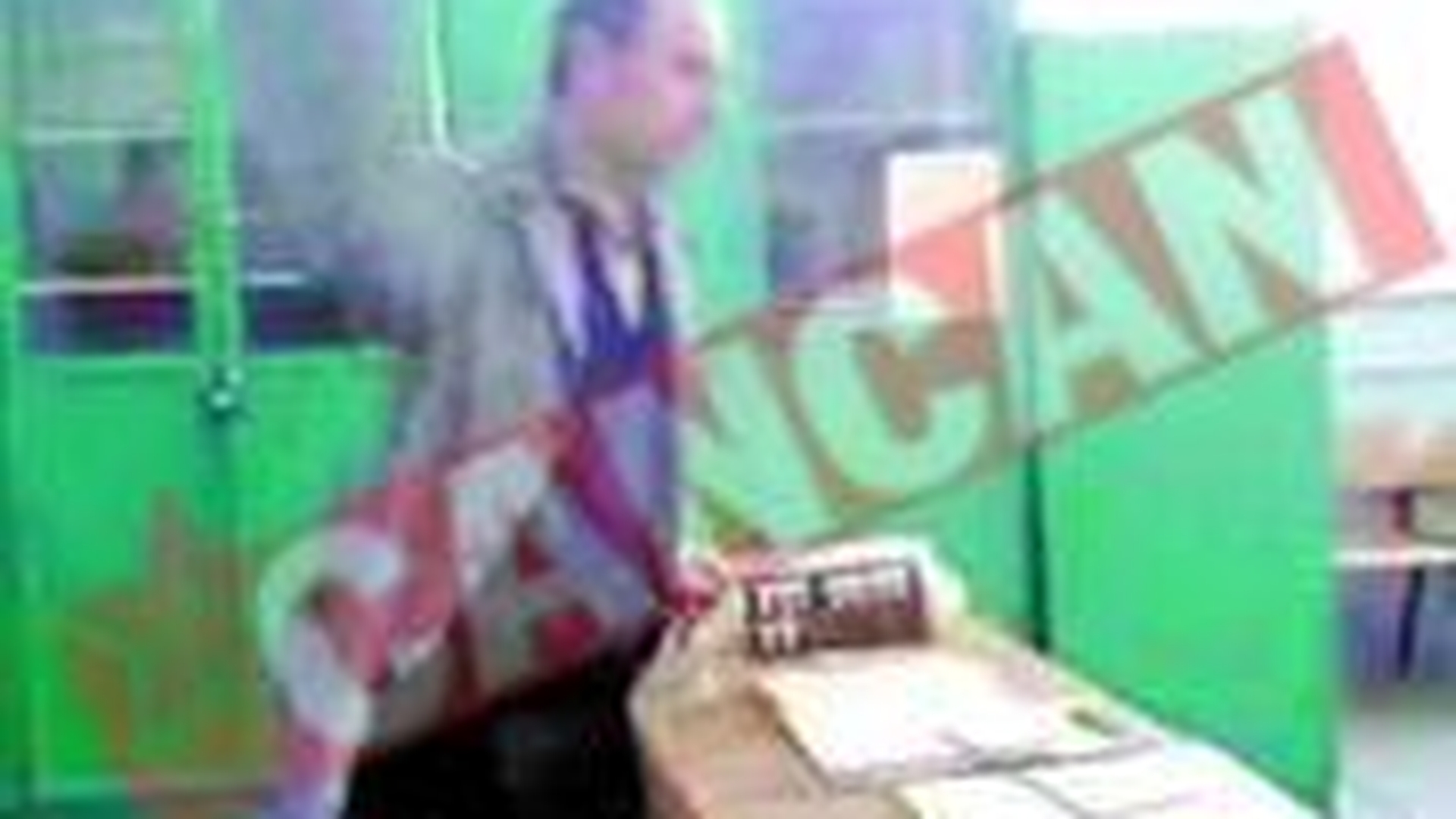 Profesor filmat in timp ce batea un elev