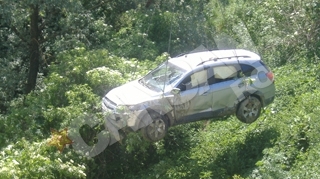 Un barbat din Iasi a cazut cu masina in rau din cauza drumului nereparat