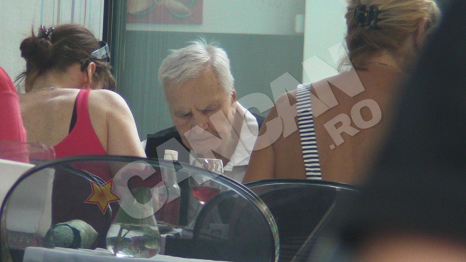La 92 de ani, maestrul Radu Beligan gusta viata din plin! Bea vin portughez, mananca friptura in sange si petrece la carciumi scumpe