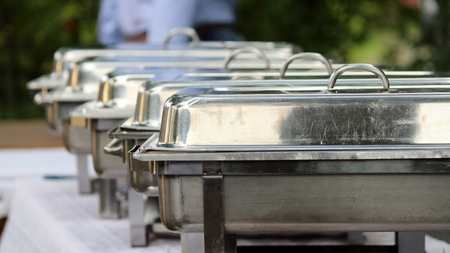 "Împinge tava" cu prețuri de "fine-dining". Ce a cumpărat o româncă de 100 lei, intr-o autoservire din Eforie Nord