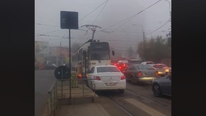 Situație de râsu'-plânsu' în traficul din Capitală! O șoferiță care depășea pe linia de tramvai i-a cerut vatmanului să se dea la o parte