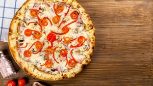 Obligat să plătească bacşiş, în Centru Vechi! Cât a avut de plată, după ce a comandat o pizza