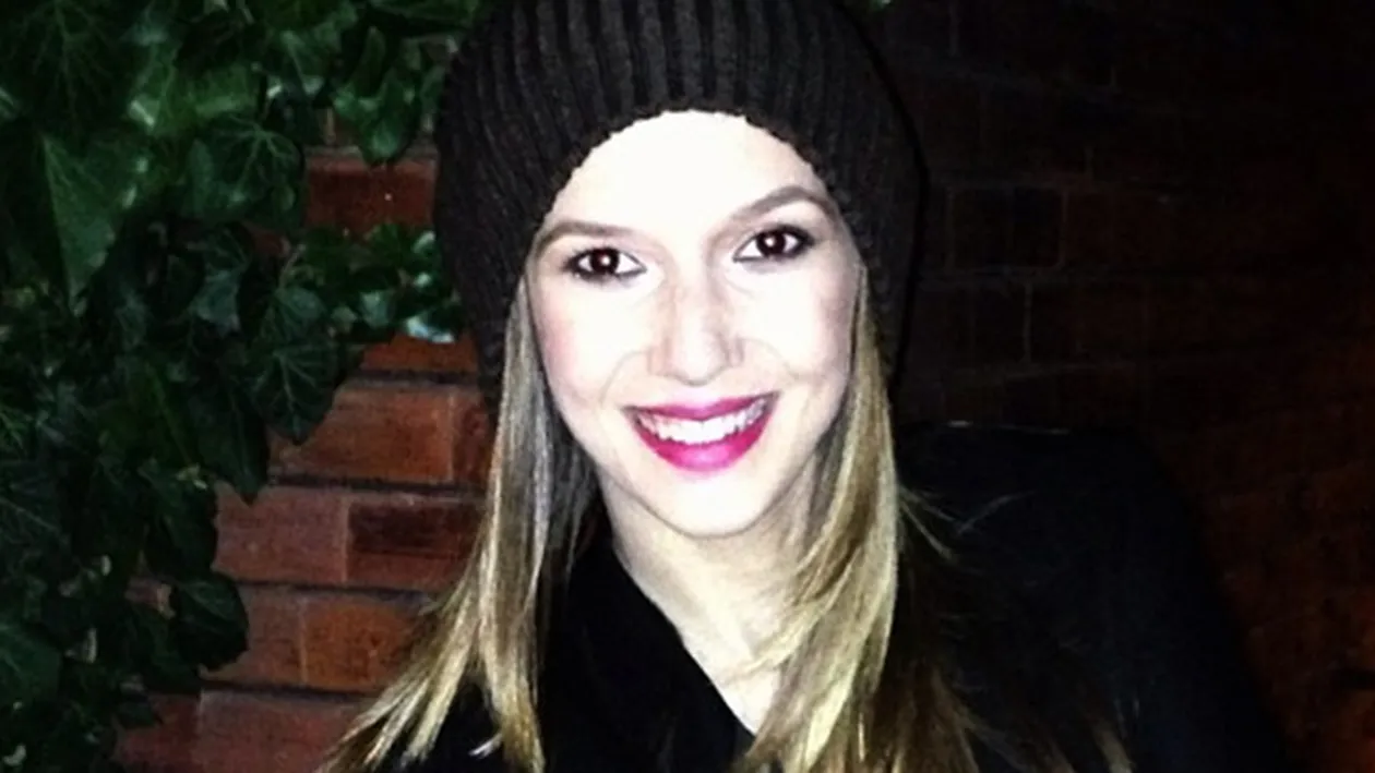 Adela Popescu, nesigura pe ipostaza in care a fost fotografiata: Sunt prea batrana pentru asta?