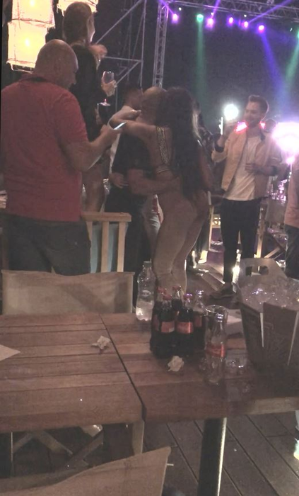 Laurette se amuză, în timp ce i se face poza cu actorul