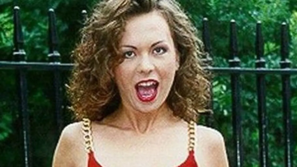 Cu siguranţă nu ai mai văzut ceva mai înfiorător! EA asta nu s-a epilat niciodată pe picioare! Incredibil cât de mare are părul