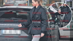Nu e o scenă din Fast and Furious! Gabriela Oțil se descurcă singură cu Porsche-ul Cayenne
