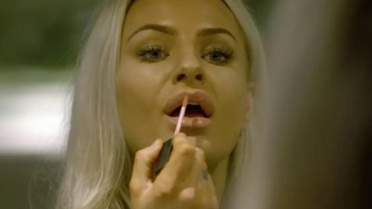 O asistentă medicală s-a apucat de striptease din cauza sărăciei. Câți bani câștigă acum, pe noapte