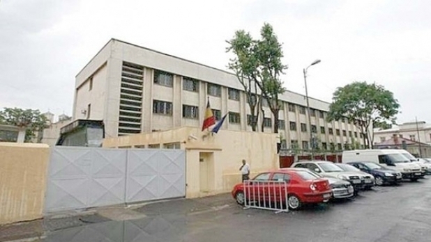 Idilă interzisă la Arestul Central. Este condamnată pentru că şi-a violat fiica şi se iubeşte cu un şef de birou! Femeia a rămas deja gravidă iar şeful poliţiei a cerut o anchetă!