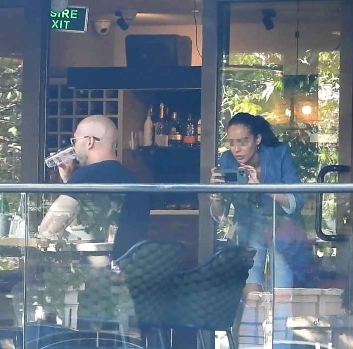Andrew Cobra Tate, fratele celebrului Tristat Tate, a făcut o ședință foto chiar pe terasa unui restaurant din București