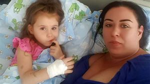 OANA ROMAN a panicat pe toată lumea când şi-a fotografiat fetiţa pe patul de spital, iar acum... În ce stare se află micuţa ISABELA
