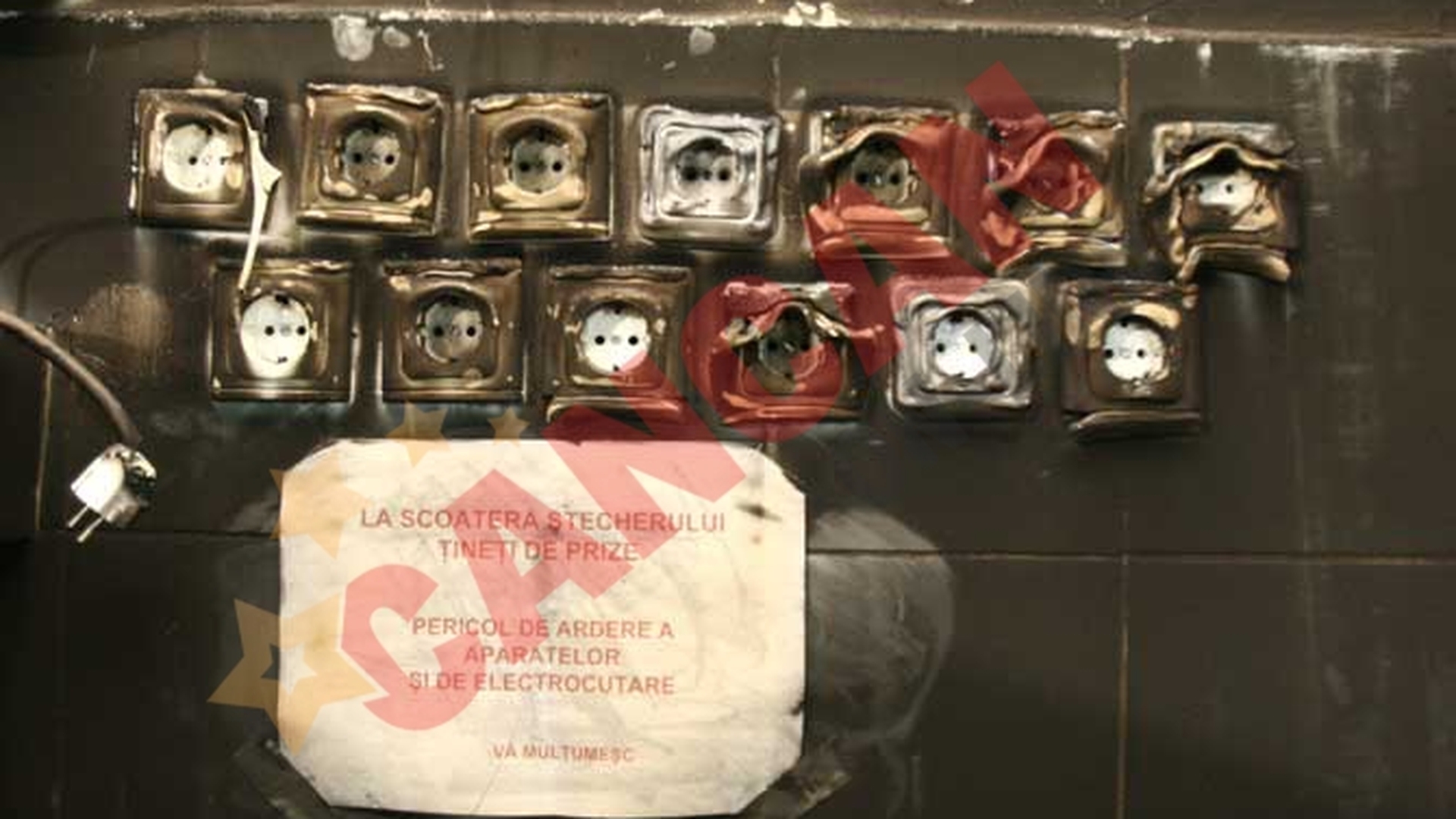 FOTO Angajatii de la Maternitatea Giulesti stiau ca instalatia electrica are probleme! Vezi aici ce afis era lipit pe pereti!