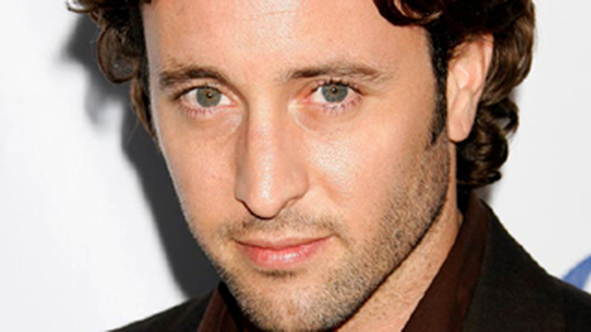 Actorul Alex O’Loughlin crede ca tatuajele il protejeaza de ghinioane