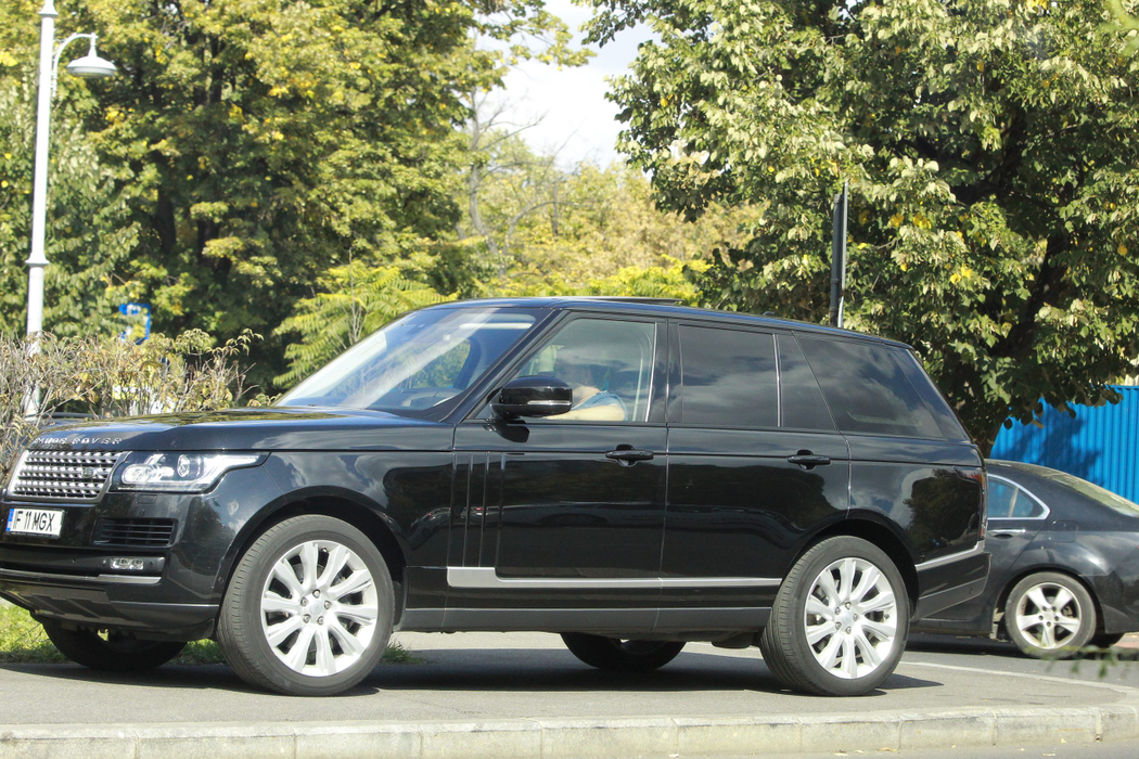 Lucian Mitrea s-a întâlnit cu un prieten și i-a prezentat mașina, un Range Rover