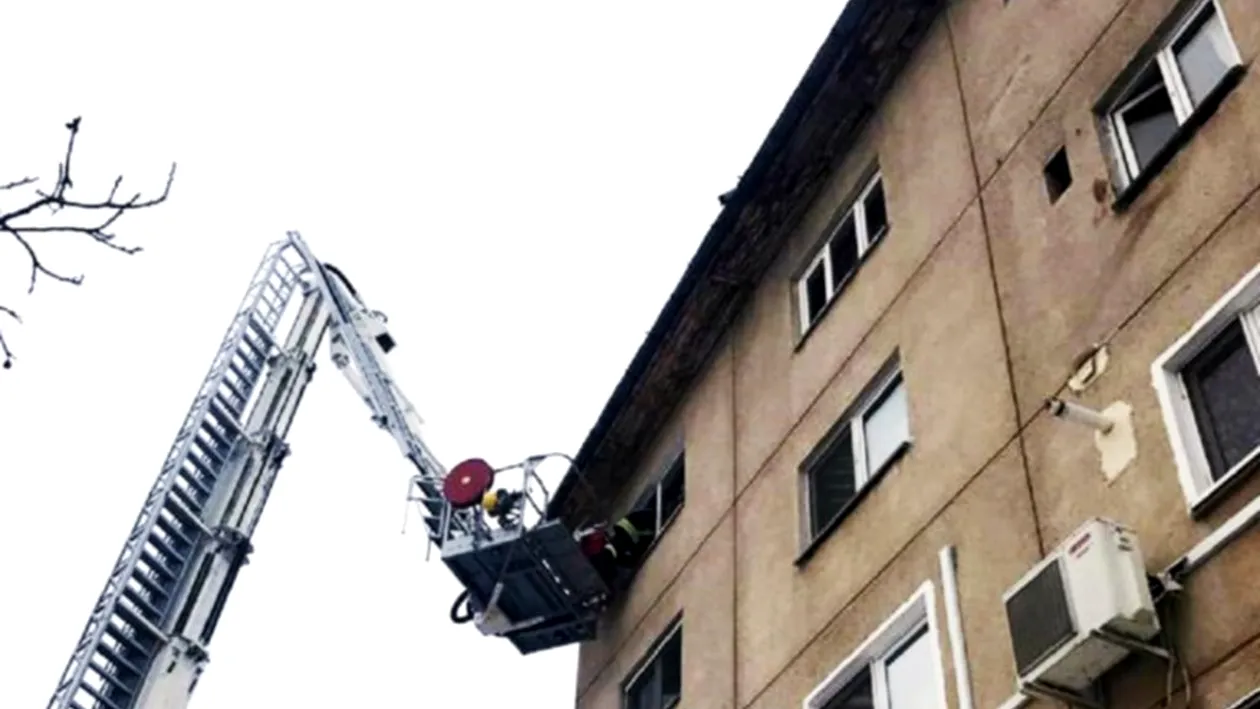 Copil de un an și jumătate, salvat de pompieri de la etajul 4 al unui bloc din Râmnicu Vâlcea
