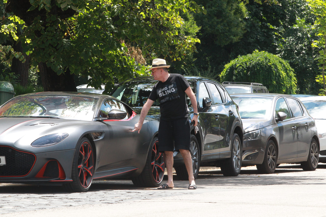 Dan Nicorescu a apărut pe străzile din București la volanul unui Aston Martin și, surpriză, cu un nou look: fără mustață!