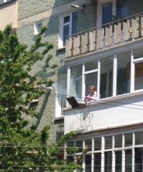 Un bărbat din Piatra Neamț a făcut grătarul pe geam. Sursă foto: Facebook Ciprian Cosma