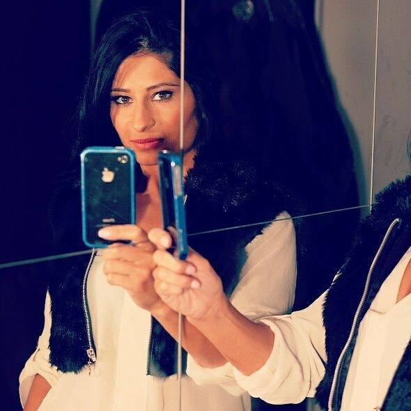 Floarea Leonida, selfie pentru fani în faţa oglinzii
