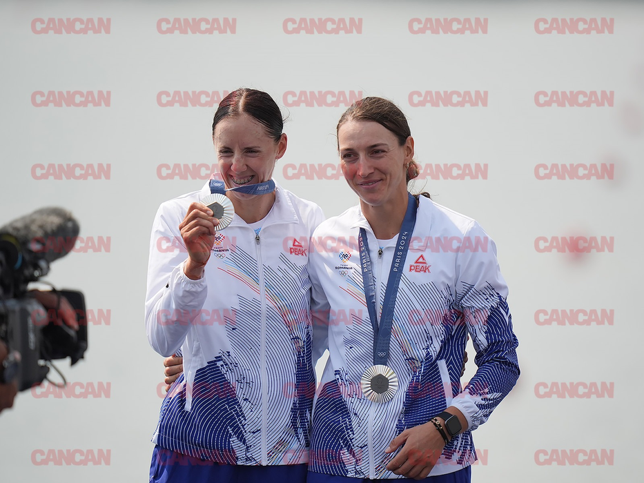 Ionela Cozmiuc și Gianina van Groningen au câștigat medalia argint în finala de dublu vâsle categorie ușoară/ sursă foto: CANCAN.RO
