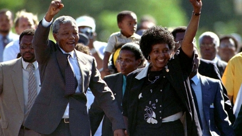 A murit soţia lui Nelson Mandela, activista anti-apartheid !