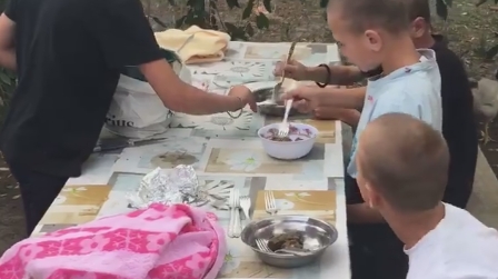Are 14 ani, dar se ocupă de frăţiorii ei mai mici! Andreea a devenit capul familiei după moartea mamei