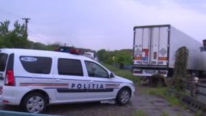 Un TIR plin cu lăzi de bere s-a răsturnat! E incredibil ce au făcut localnicii, chiar sub ochii poliţiştilor şi jandarmilor