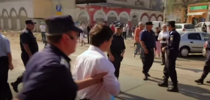 Nicușor Dan, băgat cu forța în duba de Jandarmi. Sursa foto: captură video