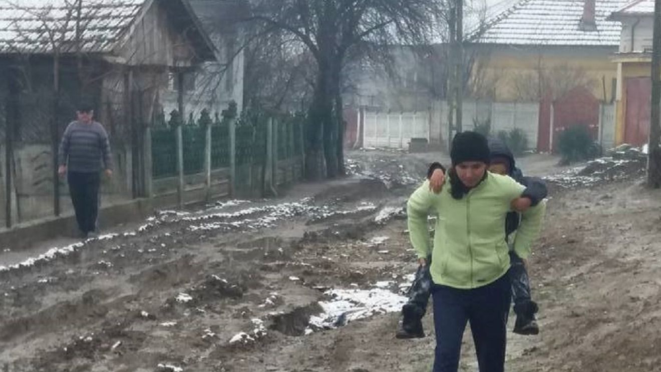 Imagini revoltătoare. Se întâmplă în Dolj. În acte stau la oraş, în realitate înoată în noroi până la genunchi pe străzi
