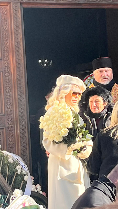 Motivul real pentru care Loredana Groza s-a îmbrăcat în alb la înmormântarea tatălui ei. Ce semnificație are ținuta atipică, de fapt