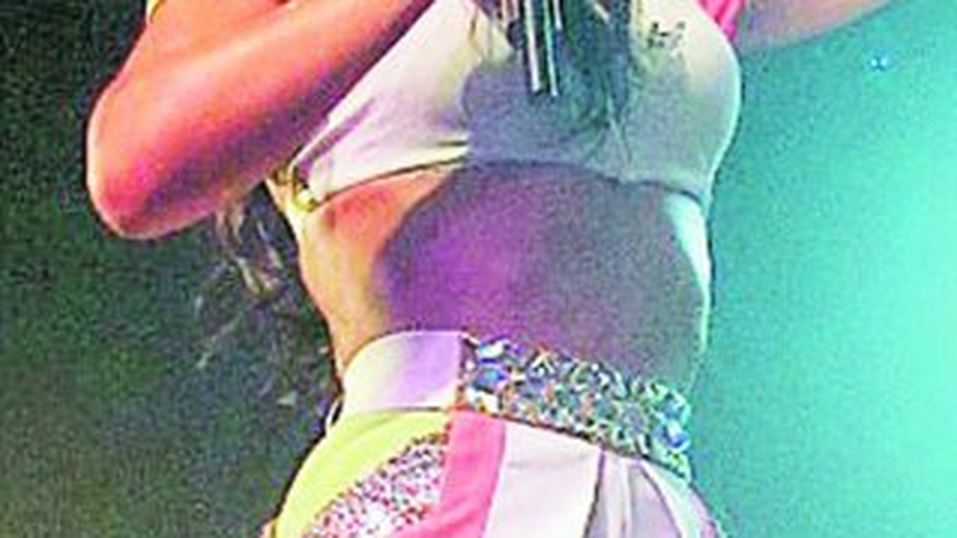 Cheryl Cole a baut cot la cot cu fanii in timpul unui concert. Hai noroc si inca un shot!
