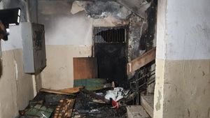 Au dat foc intenționat unui bloc din Neamț! Trei oameni au ajuns la spital, iar 40 de locatari au fost evacuați