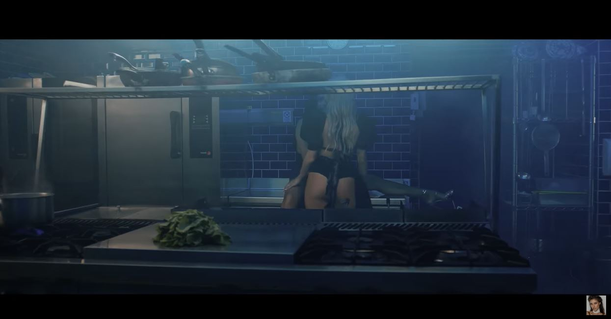 Antonia și Alina Ceușan, filmate în ipostaze ca-n filmele pentru adulți în cel mai nou clip al cântăreței! S-au atins pasional în zone intime și au flirtat una cu cealaltă | VIDEO