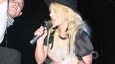 Show total cu Delia! A ingenuncheat si si-a aratat chilotii in club!